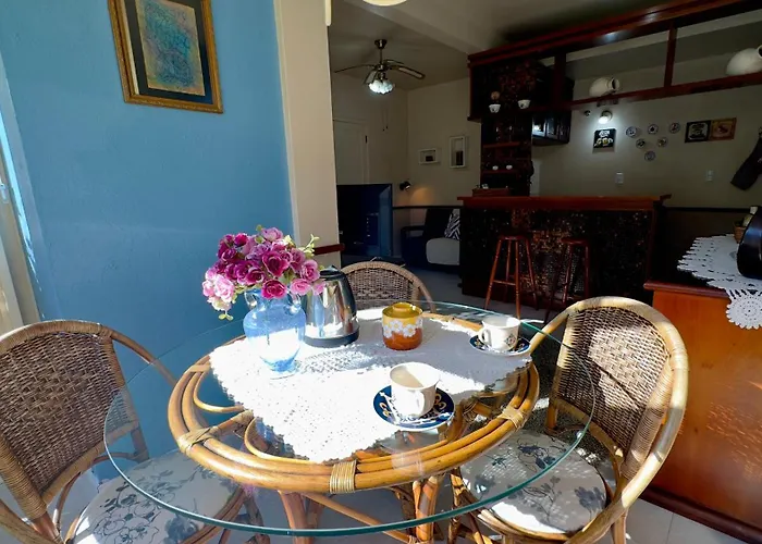 Próximo ao LAGONEGRO com VISTA para Jardim e LAREIRA em CONDOMINIO FECHAD0 com GARAGEM e Wi-Fi e Aceita PET